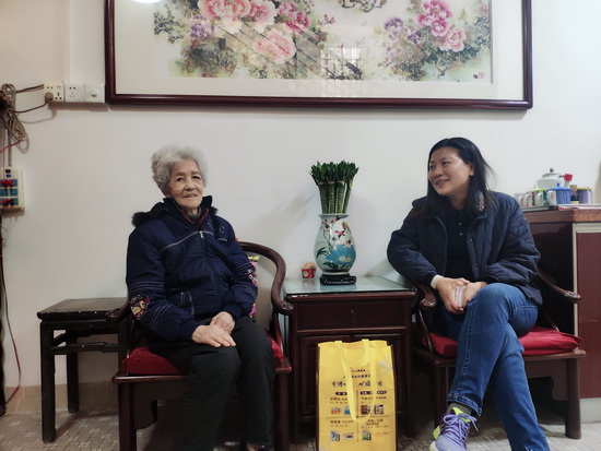 3、公司紀委書記、工會主席張奇志慰問80歲以上高齡退休職工代表陳佩群.jpg